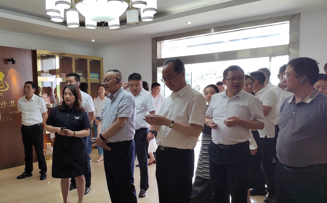 阿壩州政協(xié)副主席、阿壩縣委書(shū)記馮崢勇一行赴四川逢春參觀(guān)調(diào)研